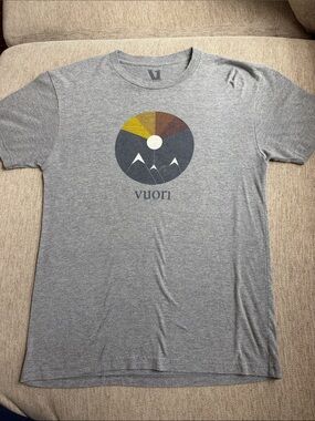 Vuori Men’sHeather Gray Short Sleeve Graphic Tee with Multicolor Mountain Emblem